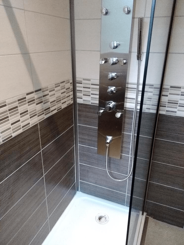 Salle de douche|Receveur de douche , faïence , porte de douche et colonne à  jets
à  Paris 75006 , budget 5200€.