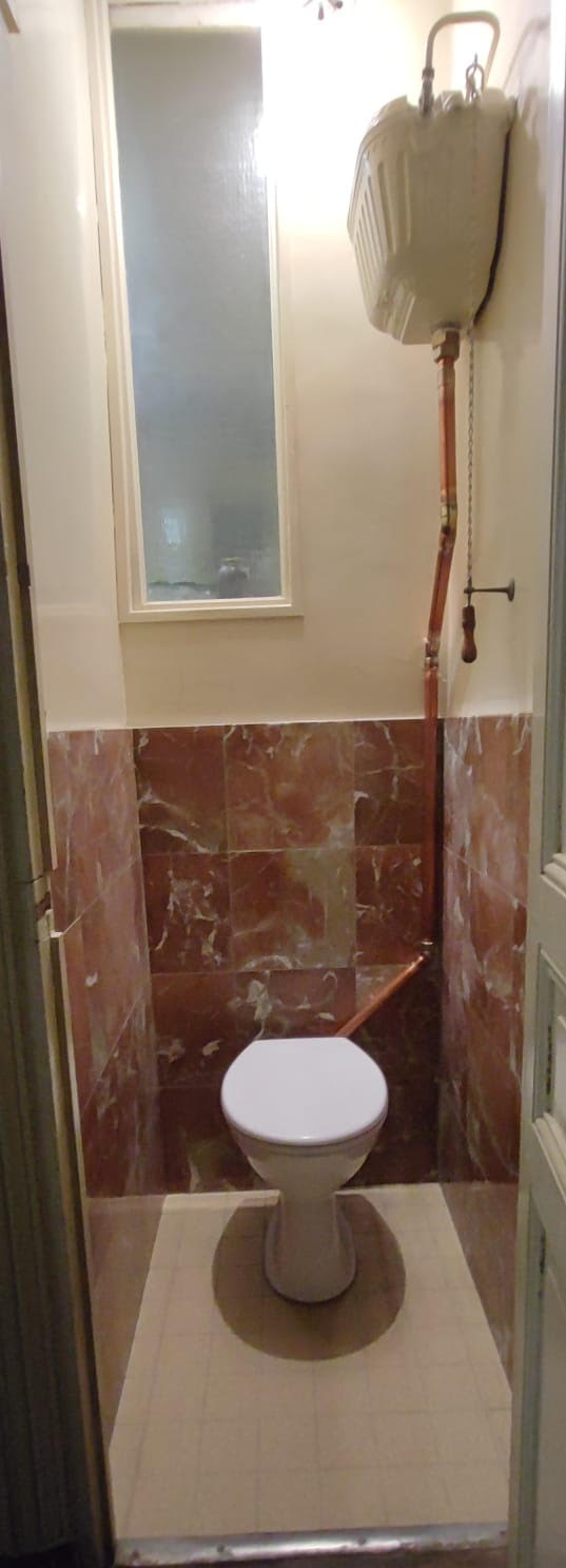 Toilettes|Remplacement carrelage sol, murs, cuvette, régréage , tuyeu cuivre décente réservoir à Paris 75005, budget 2800€.