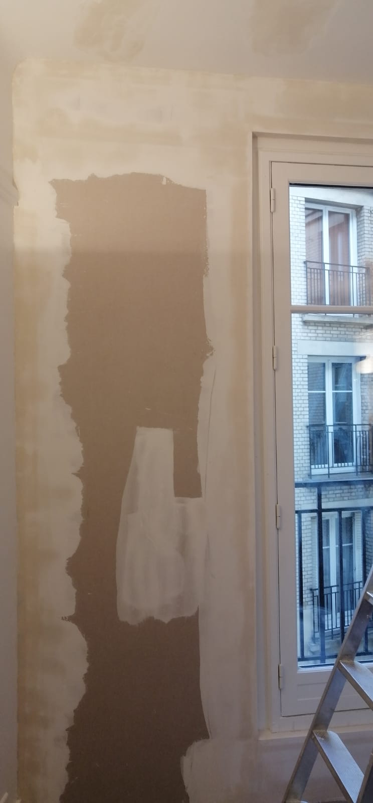 Séjour|Isolation thermique mur avec Ba13 et polyuréthane 
épaisseur 9,3cm . coèf 3,75 R .
Mur 3,20 L x 2,70m H , plinthe , enduit et peinture 
à  Paris 75016 , budget 2500€.