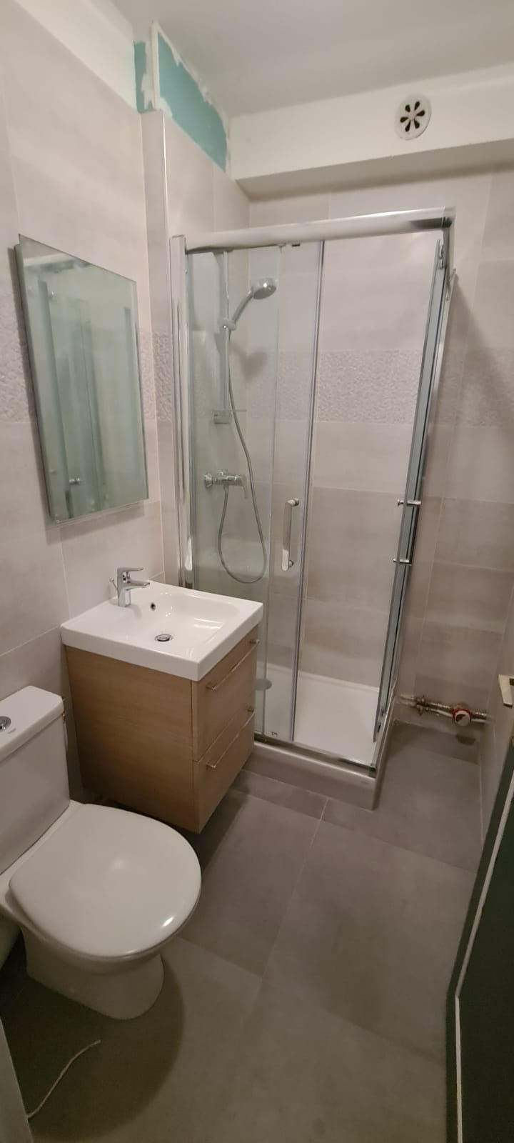 Salle de bain|Rénovation complette , douche , meuble haut , lavabo , peinture , électricité , carrelage sol , faïence à Paris 75005 , budget 10000€ .